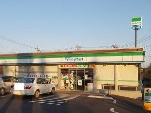 近くのファミリーマートまで440m（徒歩6分）