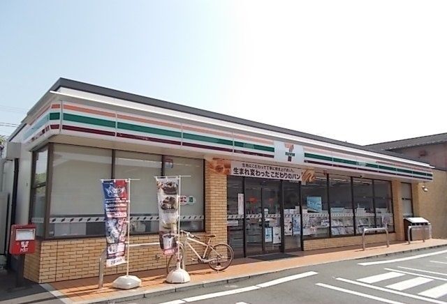 近くのセブンイレブン鴨宮駅南店まで500m（徒歩7分）