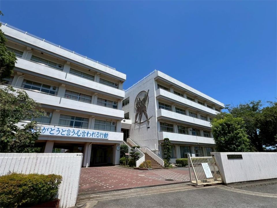 近くの秦野市立鶴巻中学校まで673m（徒歩9分）
