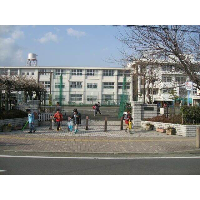 近くの伊勢原市立伊勢原小学校まで502m（徒歩7分）