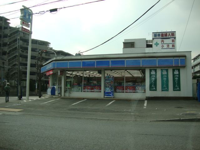 近くのローソンまで300m（徒歩4分）