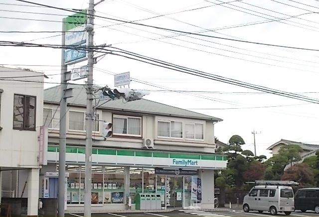近くのファミリーマートおかべ荻窪店まで130m（徒歩2分）
