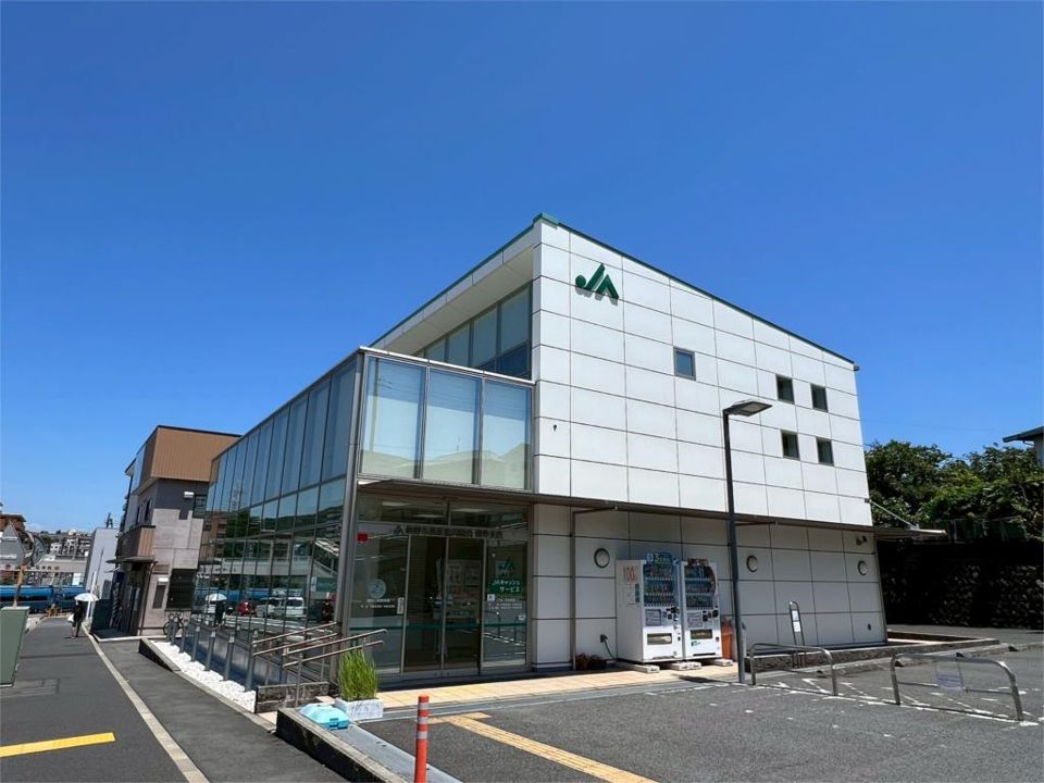 近くのJAはだの鶴巻支店まで495m（徒歩7分）