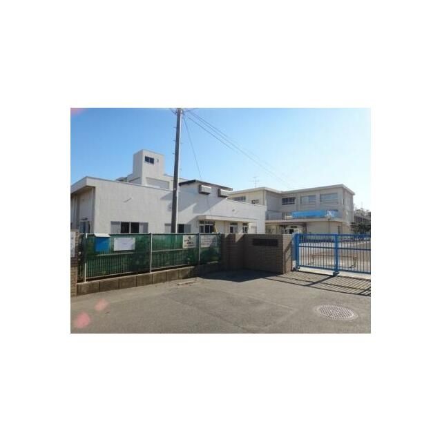 近くの茅ヶ崎市立浜須賀小学校まで452m（徒歩6分）
