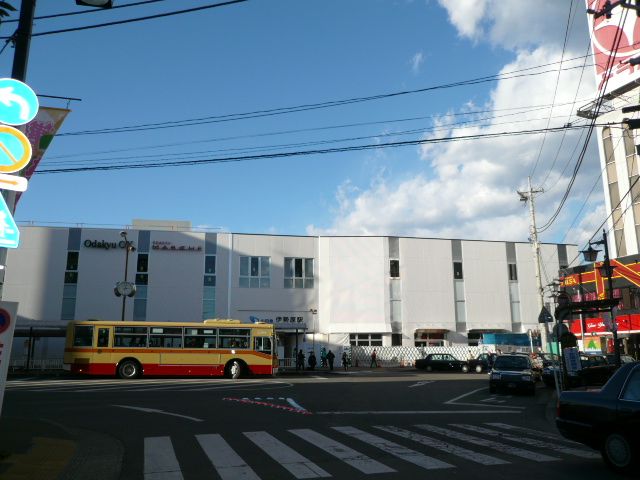 近くの伊勢原駅（南口）まで800m（徒歩10分）