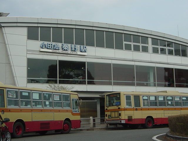 近くの秦野駅まで800m（徒歩10分）