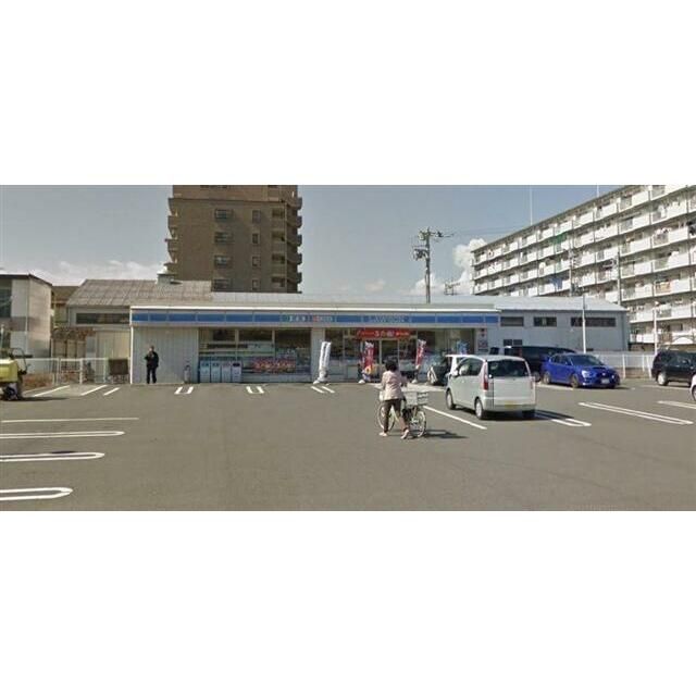 近くのローソンまで240m（徒歩3分）