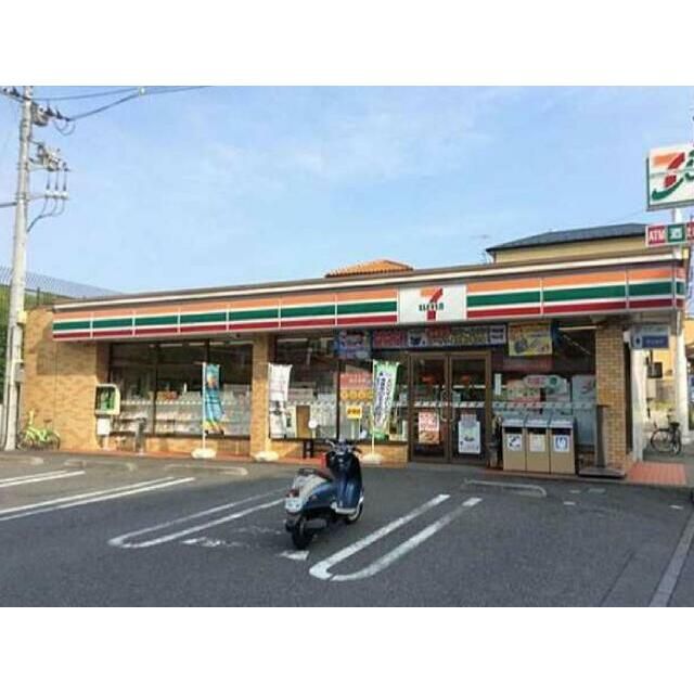 近くのセブンイレブン綾瀬大上3丁目店まで436m（徒歩6分）