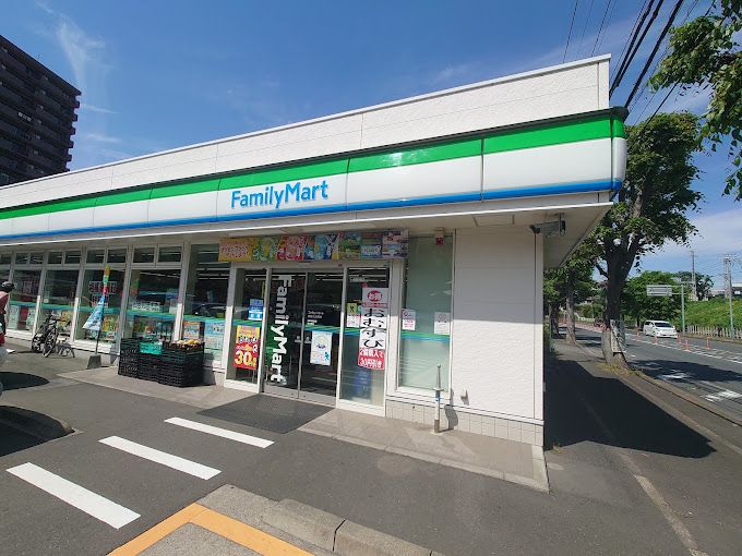 近くのファミリーマート 座間入谷西店まで656m（徒歩9分）