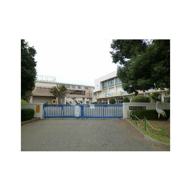 近くの秦野市立鶴巻小学校まで1,049m（徒歩14分）