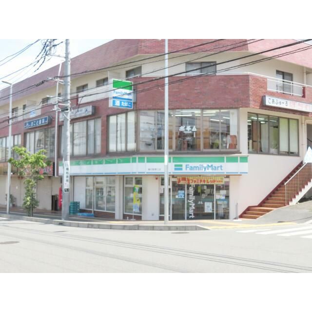 近くのファミリーマート善行駅東口店まで619m（徒歩8分）