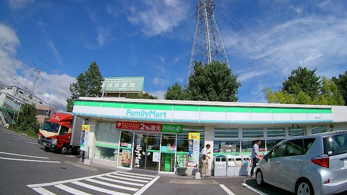 近くのファミリーマート 秦野中央店まで651m（徒歩9分）