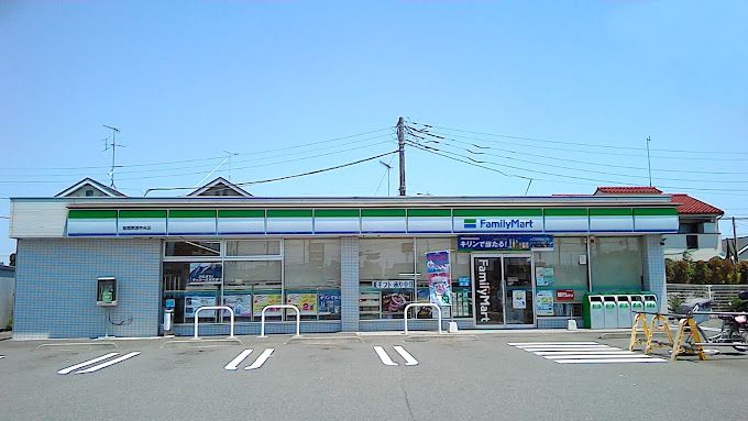 近くのファミリーマート 座間栗原中央店まで494m（徒歩7分）