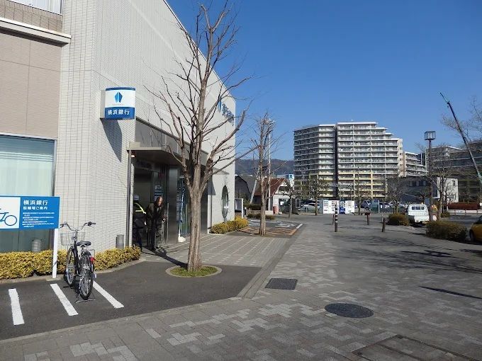近くの横浜銀行 開成支店まで81m（徒歩2分）