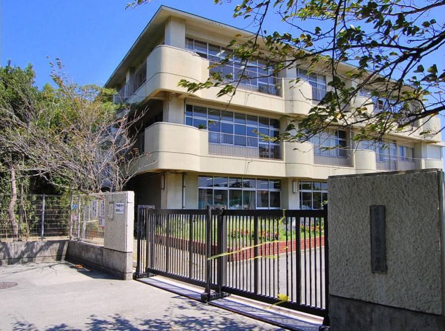 近くの藤沢市立鵠洋小学校まで755m（徒歩10分）