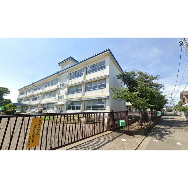 近くの平塚市立豊田小学校まで664m（徒歩9分）