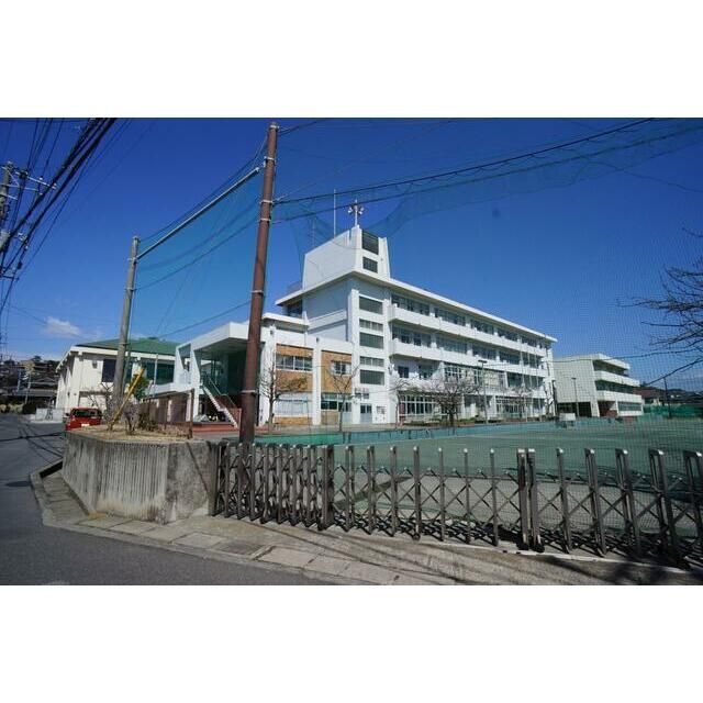 近くの鎌倉市立腰越中学校まで696m（徒歩9分）