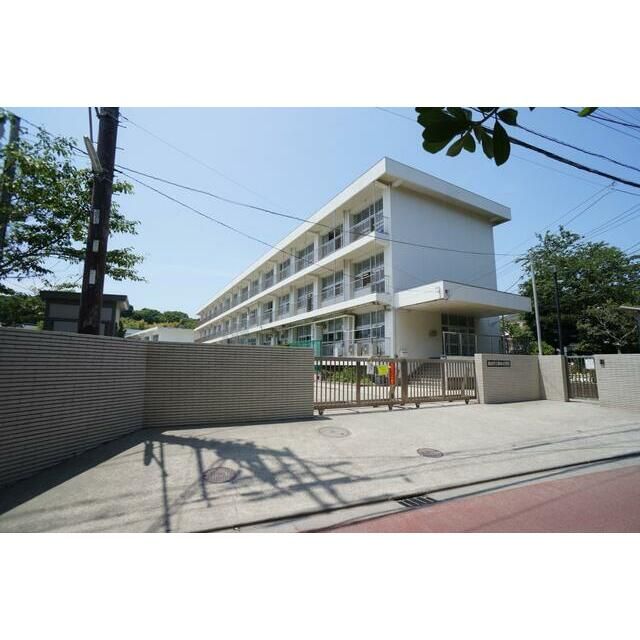 近くの鎌倉市立腰越小学校まで1,323m（徒歩17分）