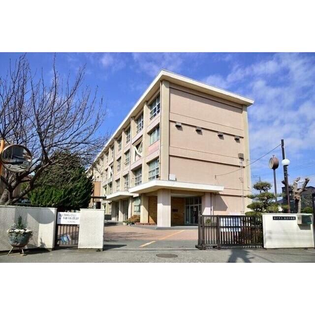 近くの藤沢市立鵠沼中学校まで1,400m(徒歩18分)