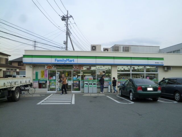 近くのファミリーマート 厚木岡田一丁目店まで124m(徒歩2分)