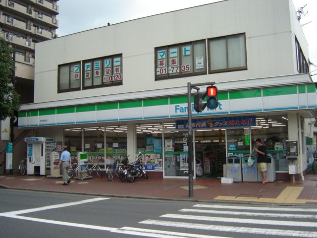 近くのファミリーマート厚木旭町店まで371m（徒歩5分）