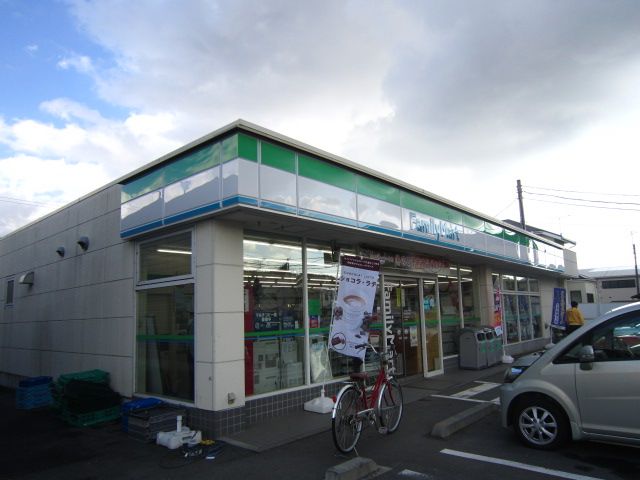 近くのファミリーマート 富水駅前店まで579m(徒歩8分)