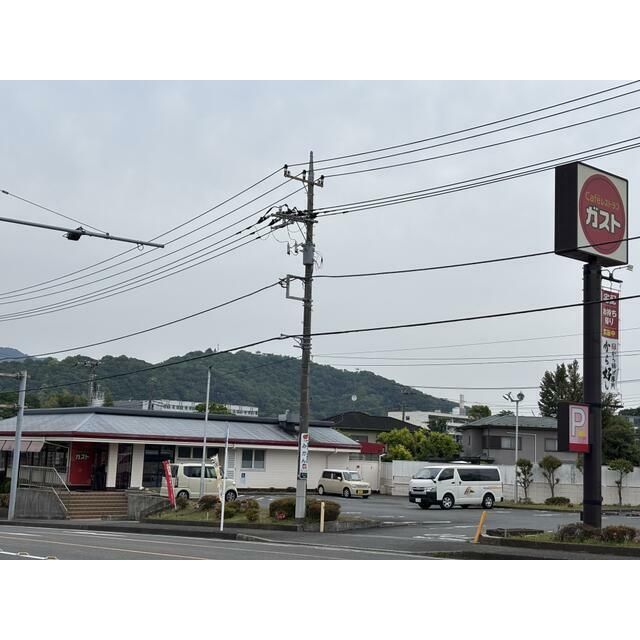 近くのガスト（ファミレス）まで84m（徒歩2分）