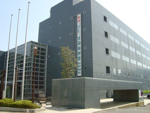 近くの南足柄市役所まで896m（徒歩12分）