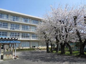 近くの秦野市立西中学校まで864m（徒歩11分）