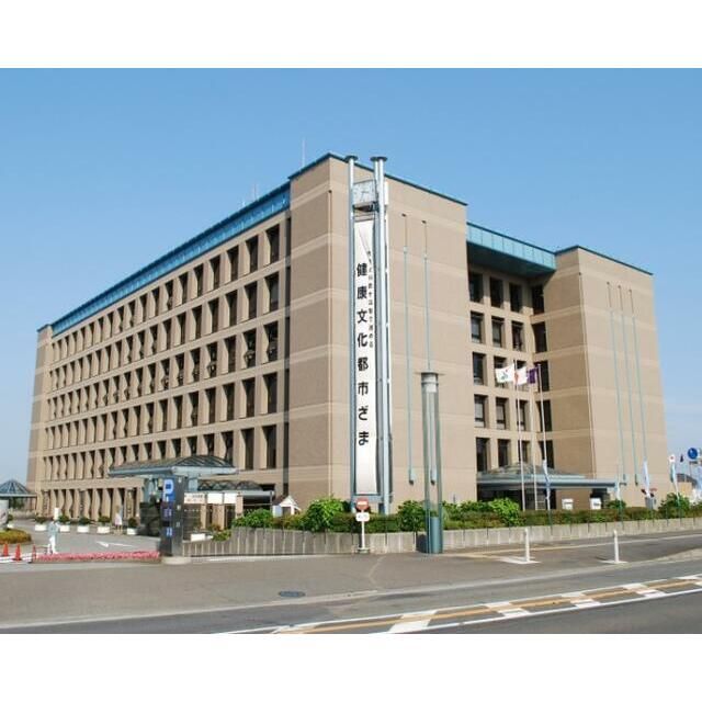 近くの座間市役所まで985m（徒歩13分）