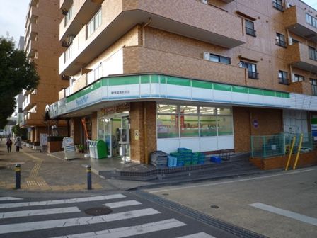 近くのファミリーマート鶴巻温泉駅前店まで696m（徒歩9分）