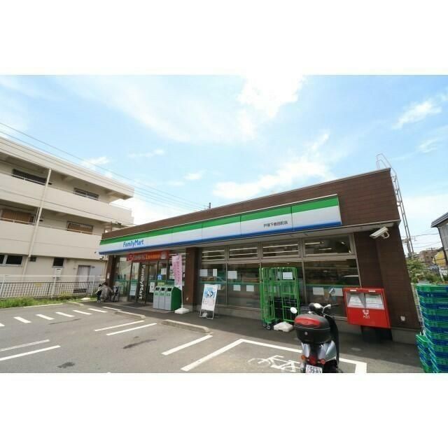 近くのファミリーマート下倉田店まで1,000m（徒歩13分）