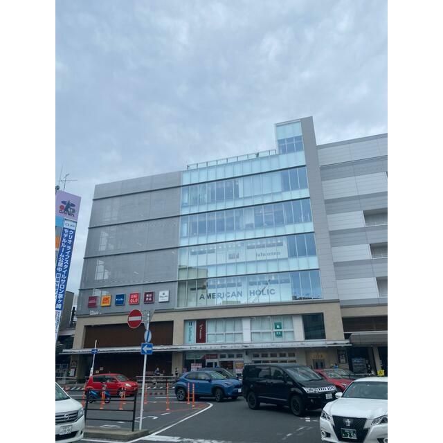 近くのユニクロラスカ茅ヶ崎店まで356m（徒歩5分）