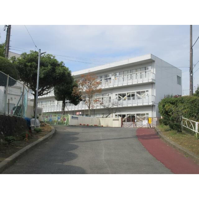 近くの秦野市立渋沢小学校まで718m（徒歩9分）