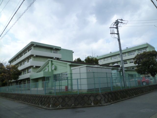 近くの厚木市立妻田小学校まで390m（徒歩5分）