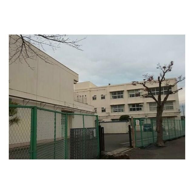 近くの横浜市立中和田小学校まで194m(徒歩3分)