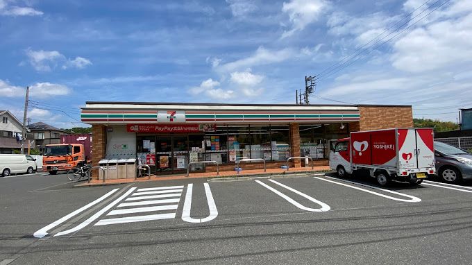 近くのセブンイレブン 綾瀬早川虚空蔵橋店まで702m（徒歩9分）