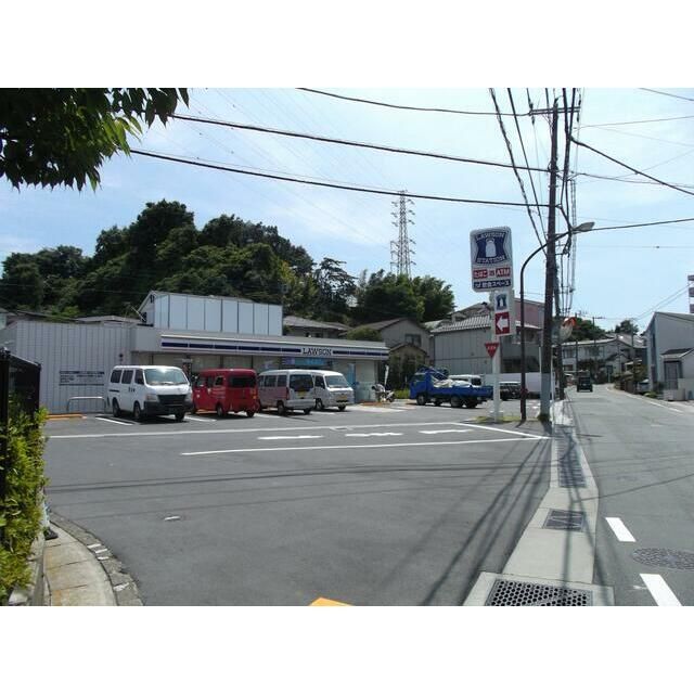 近くのローソン鎌倉台四丁目店まで142m（徒歩2分）