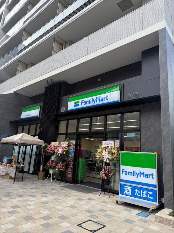 近くのファミリーマート本厚木駅東口店まで480m（徒歩6分）