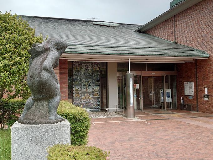 近くの秦野市立図書館まで1,521m（徒歩20分）