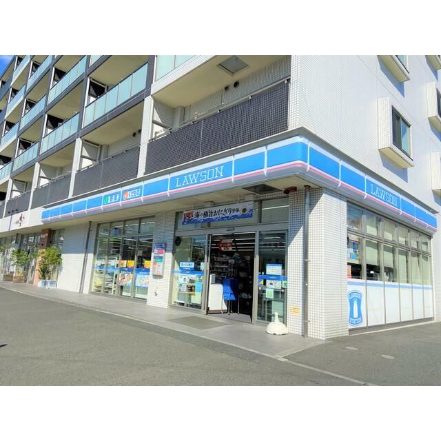 近くのローソン戸塚川上町店まで966m（徒歩13分）