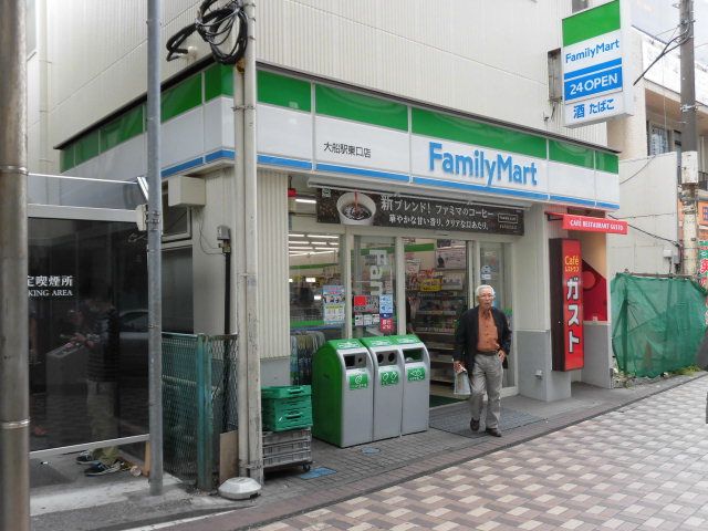 近くのファミリーマート湘南エリアまで574m（徒歩8分）