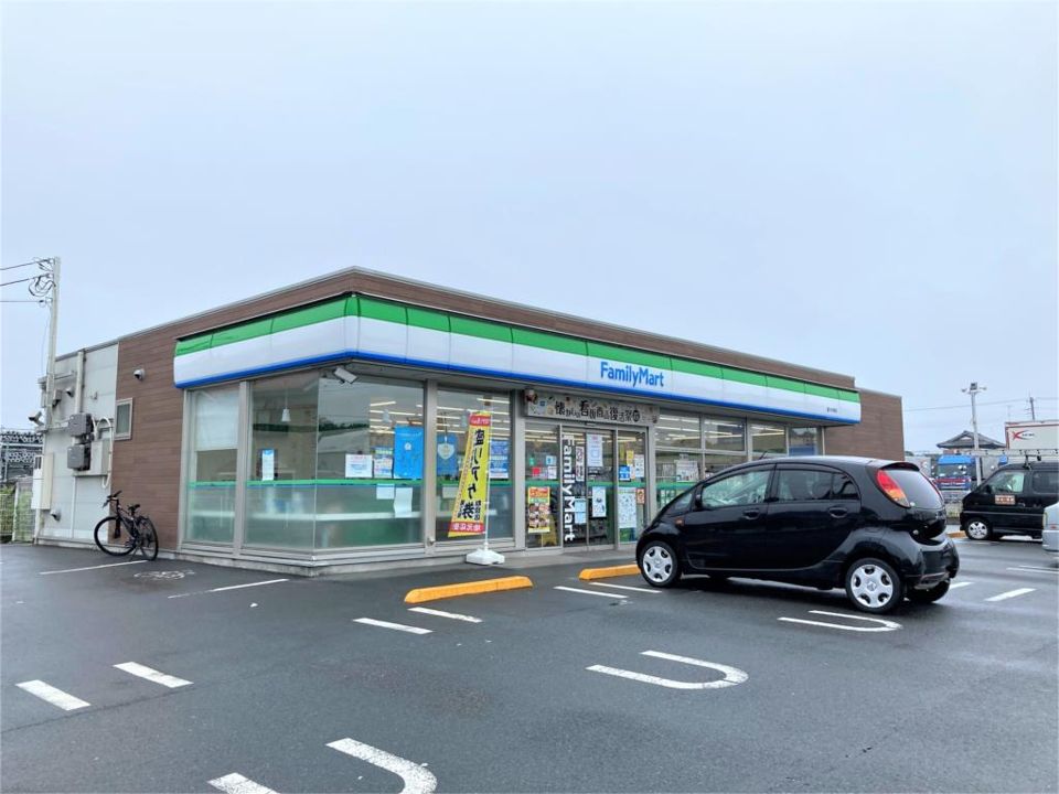 近くのファミリーマート 愛川中津店まで121m（徒歩2分）