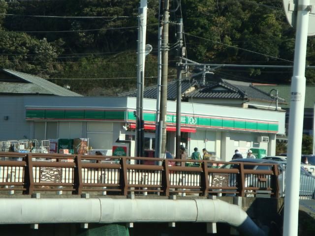 近くのコンビニ（ローソン）まで160m（徒歩2分）