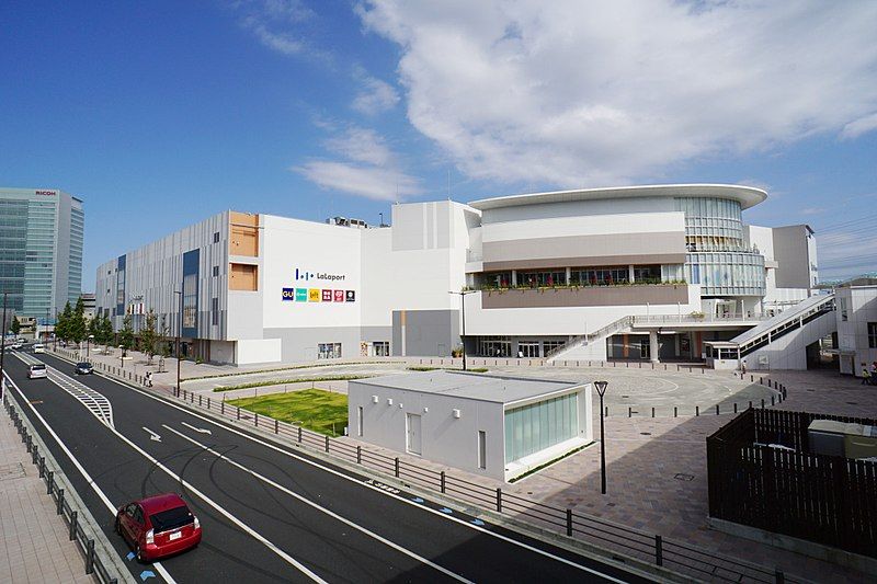 近くのららぽーと海老名まで1,300m（徒歩17分）