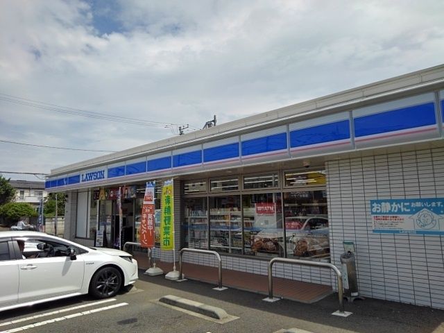 近くのローソンまで300m（徒歩4分）