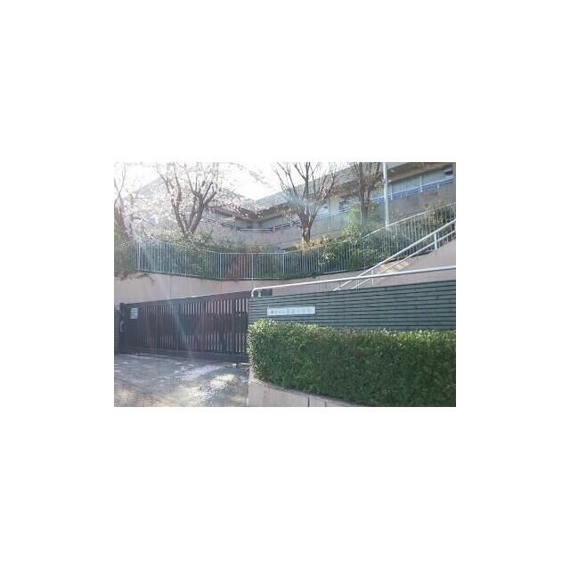 近くの横浜市立領家中学校まで1,017m（徒歩13分）