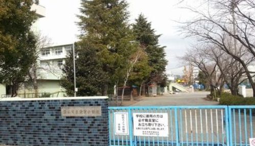 近くの厚木市立愛甲小学校まで869m（徒歩11分）