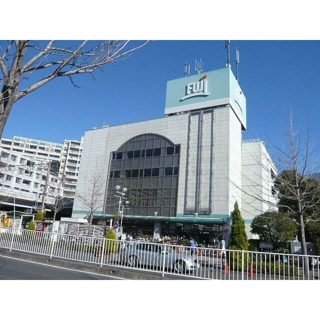 近くのスーパーフジまで750m（徒歩10分）