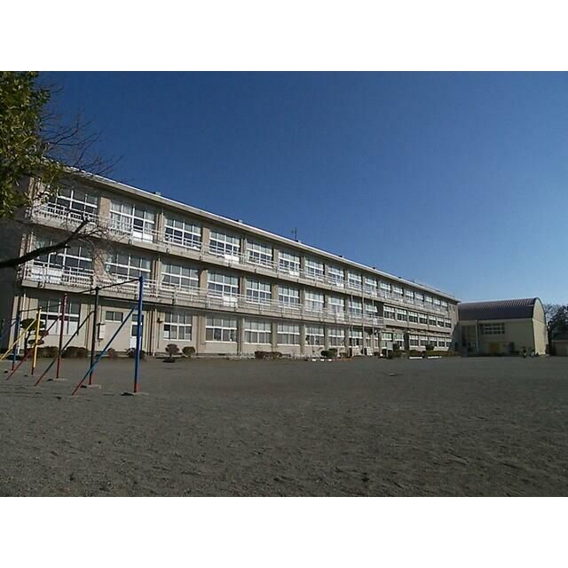 近くの小田原市立足柄小学校まで448m(徒歩6分)